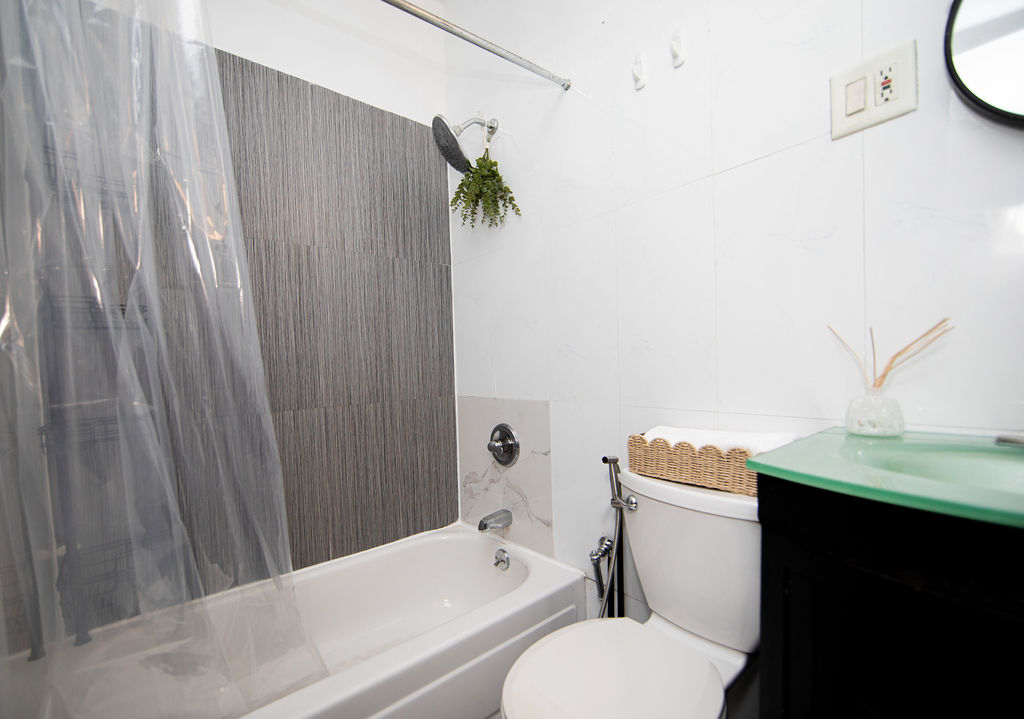 The Bathrooms at The Hell's Kitchen House II (Image 1)