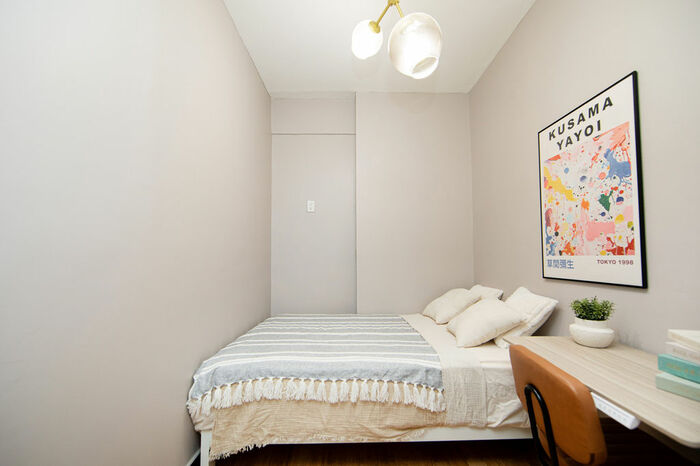 Economy: The Room (Image 2)