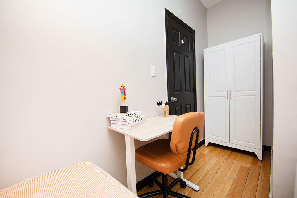 The Room at Economy (Image 6)