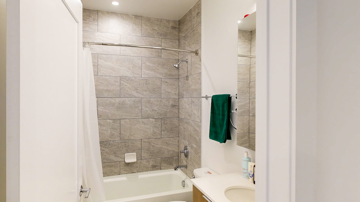 The Bathroom at The Parkway House (Image 1)
