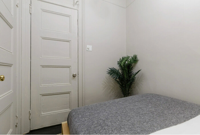 Economy: The Room (Image 2)