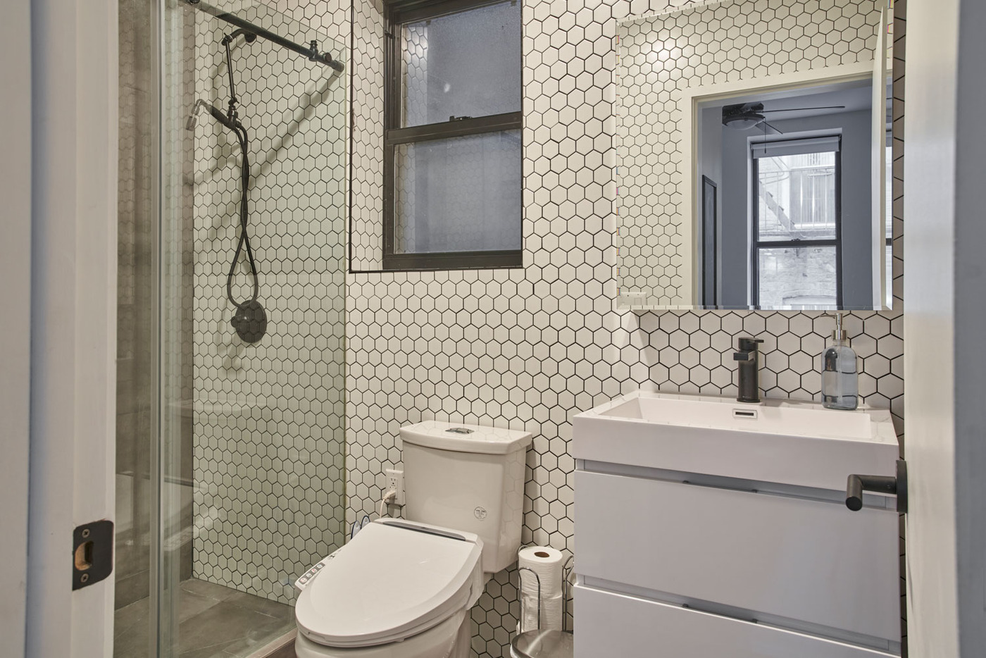 The Bathrooms at The Hells Kitchen House (Image 2)