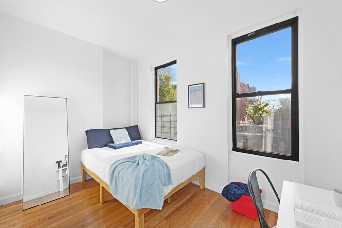 Standard Large: The Room (Image 2)