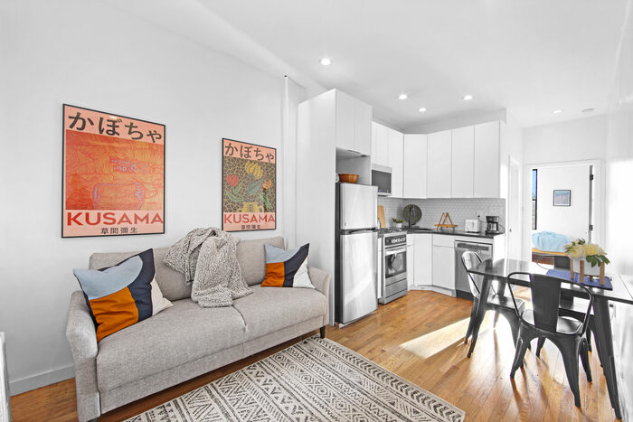 Standard Large: The Room (Image 4)
