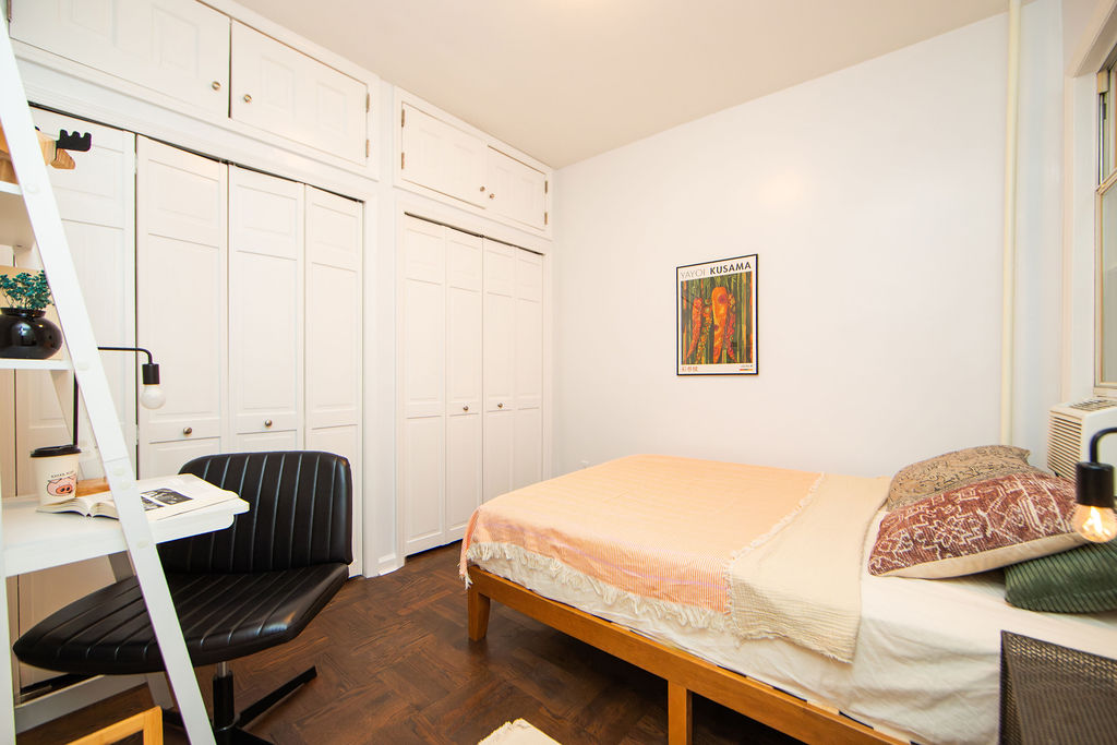 Economy: The Room (Image 1)