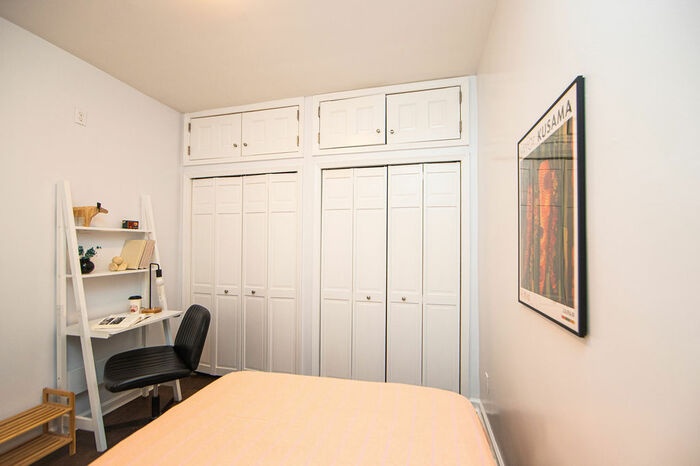 Economy: The Room (Image 3)