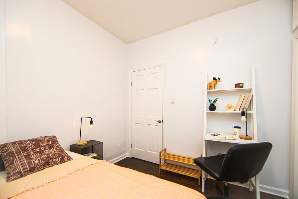 The Room at Economy (Image 4)