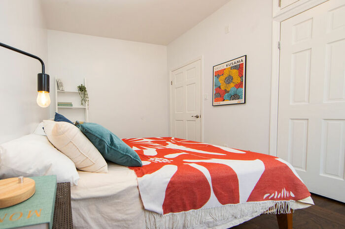 Standard: The Room (Image 4)