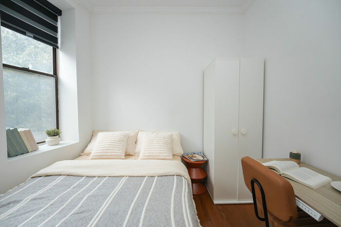Standard Plus: The Room (Image 2)
