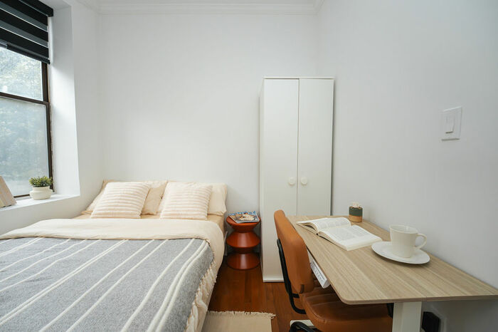 Standard Plus: The Room (Image 3)