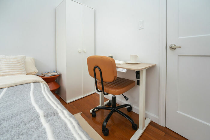 Standard Plus: The Room (Image 4)