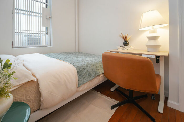 Standard: The Room (Image 3)