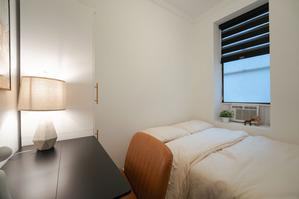 The Room at Economy (Image 4)