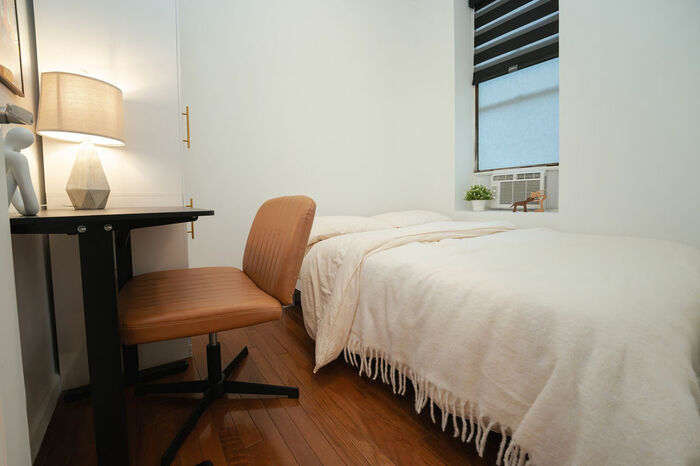 Economy: The Room (Image 2)