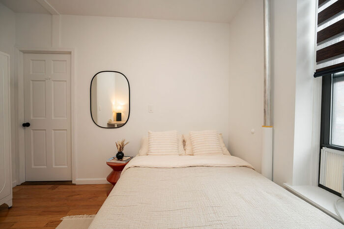 Standard Plus: The Room (Image 2)