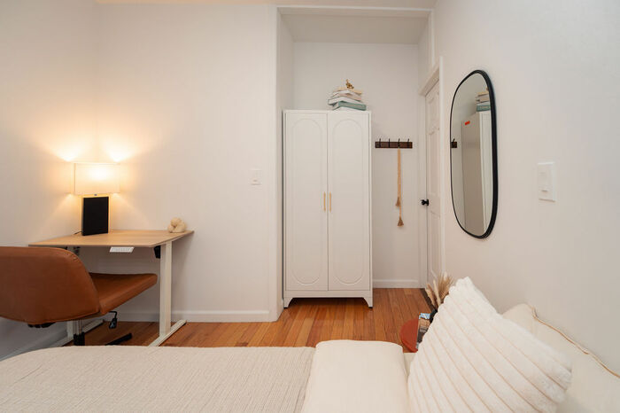 Standard Plus: The Room (Image 3)