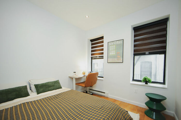 Standard Large: The Room (Image 2)