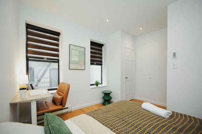Standard Large: The Room (Image 4)