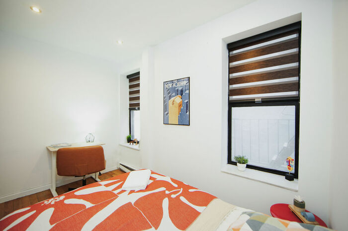 Standard: The Room (Image 3)