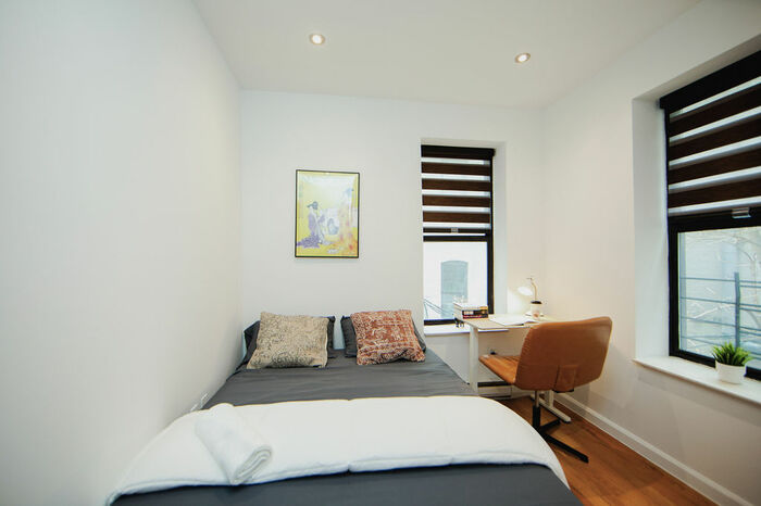 5 Bedrooms / 2 Bathrooms Apartment: The Apartment (Image 2)