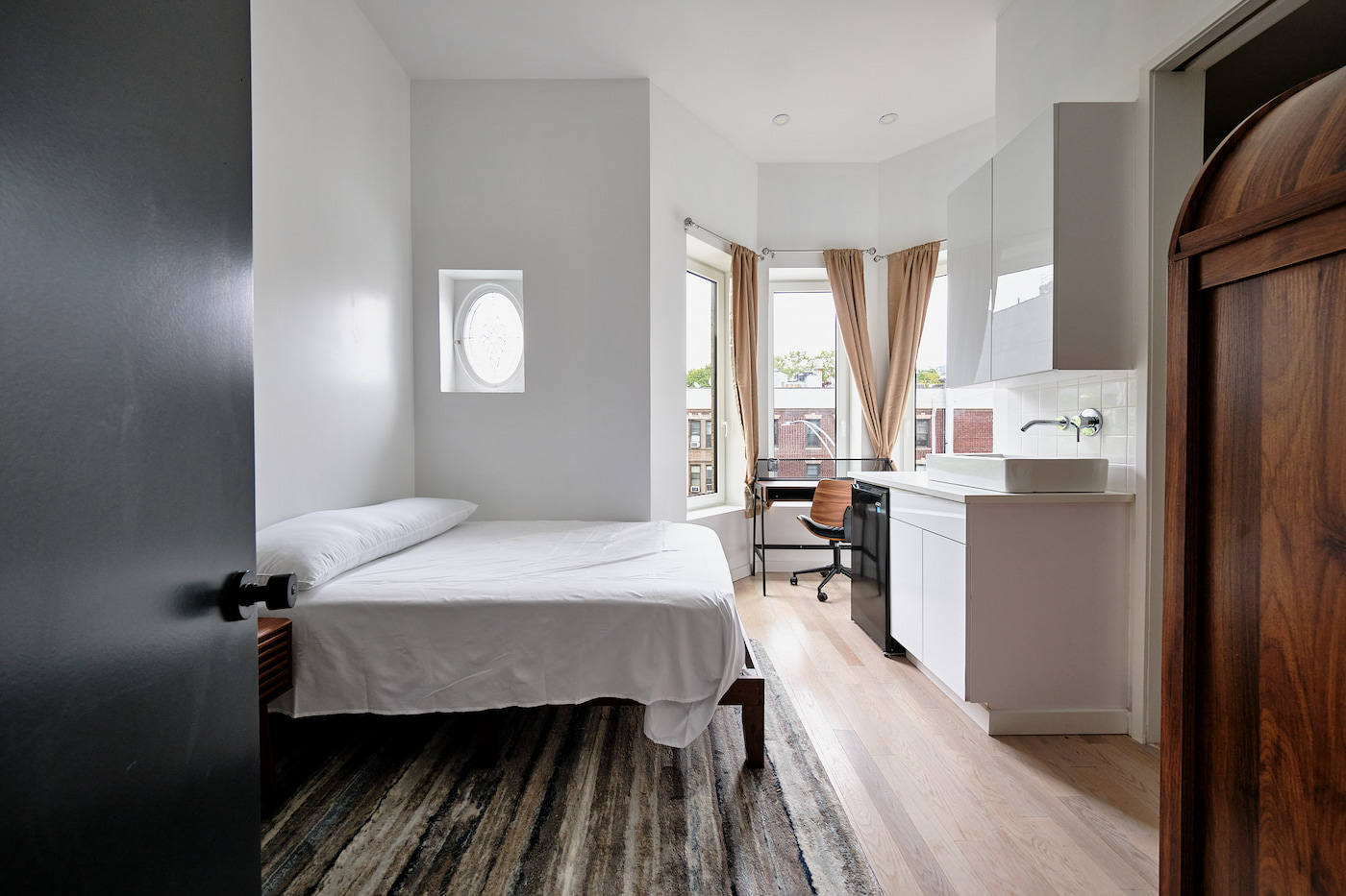 Executive Extra Large: The Room (Image 1)