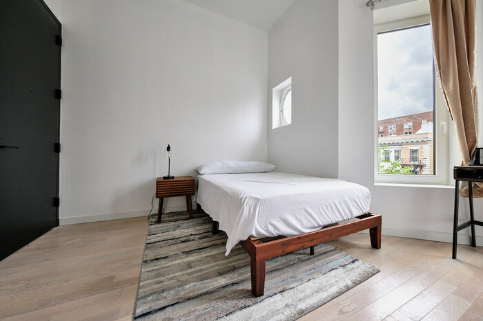 Executive Extra Large: The Room (Image 3)