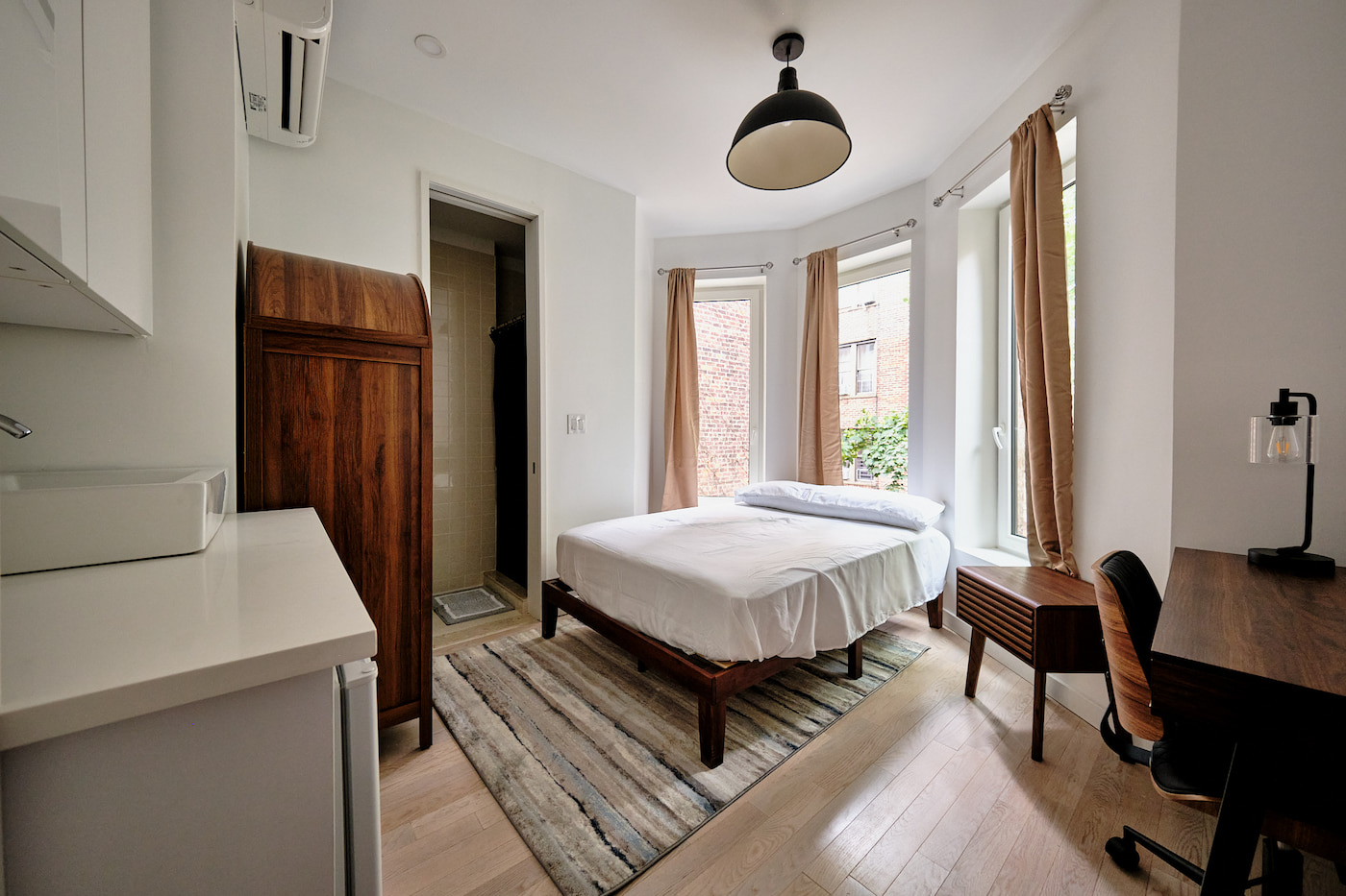 Executive Large: The Room (Image 1)