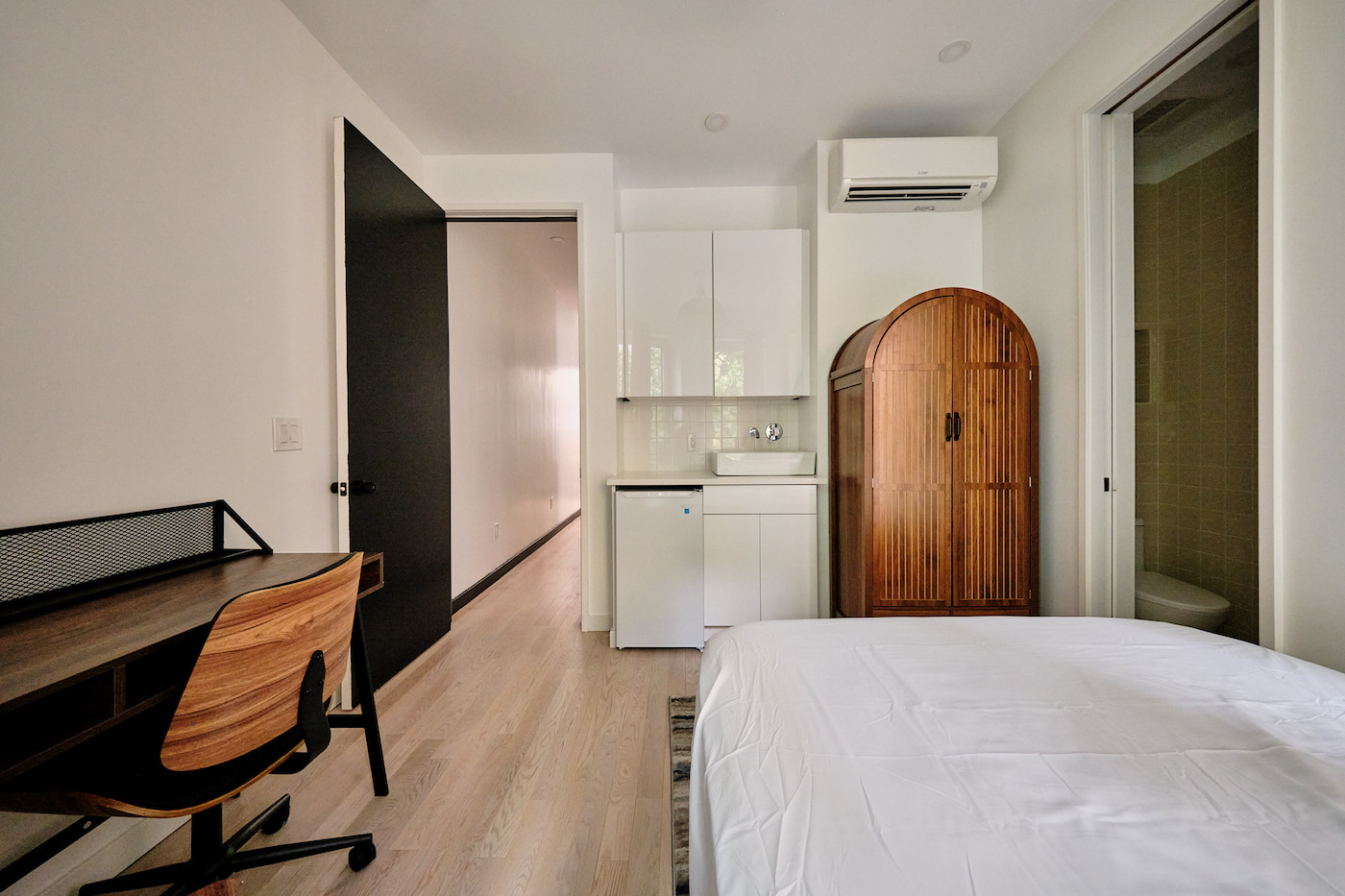 The Room at Executive Large (Image 4)