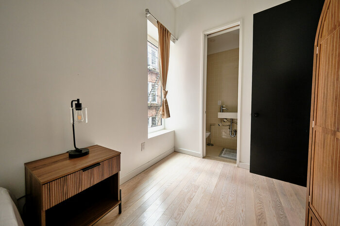 Executive Small: The Room (Image 2)