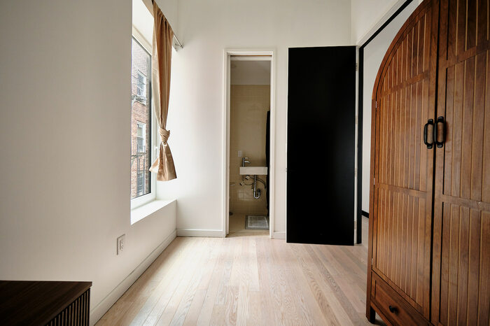 Executive Small: The Room (Image 3)
