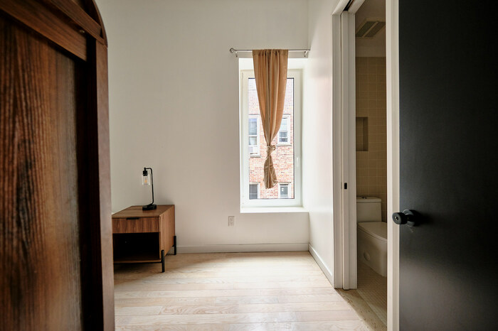 Executive Small: The Room (Image 4)