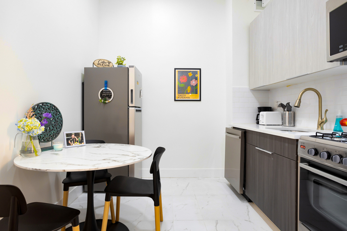 Standard Large: The Room (Image 4)