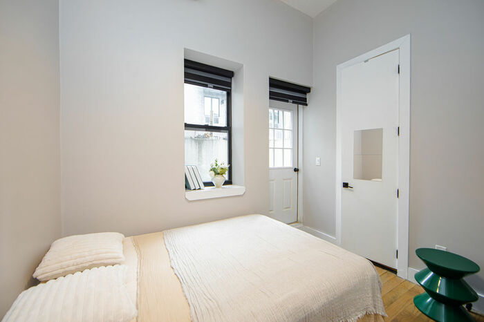Executive Small: The Room (Image 4)