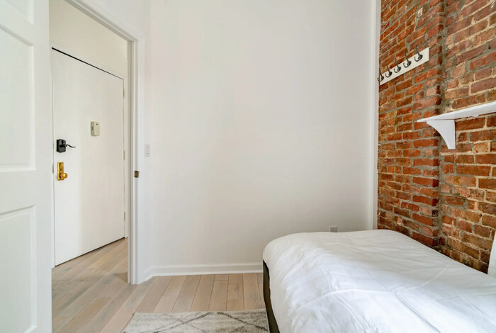 Executive Economy: The Room (Image 4)