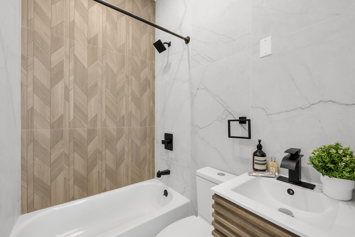 Bathrooms at The Menahan House (Image 2)