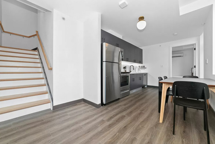 4 Bedrooms / 2 Bathrooms Apartment: The Apartment (Image 2)